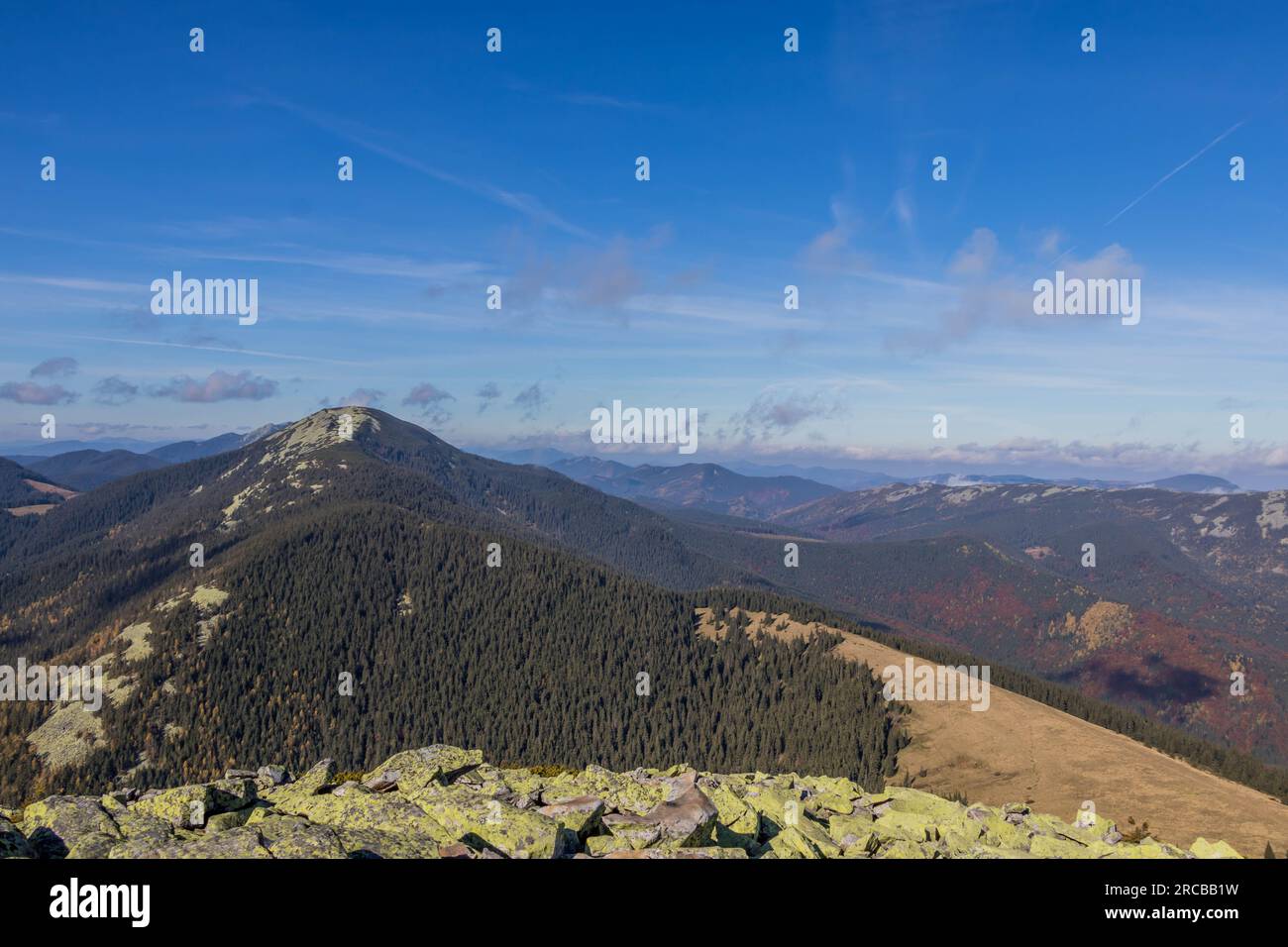 Mont Synyak du pic Khomyak, Carpates ukrainiennes Banque D'Images