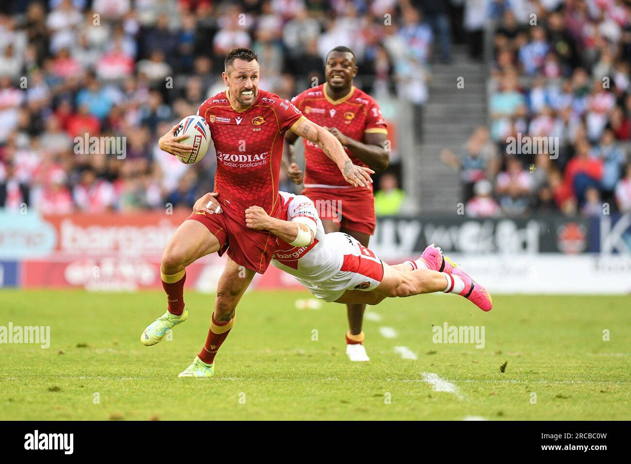 St. Helens, Angleterre - 13 juillet 2023 - Mitchell Pearce des Dragons catalans attaqué par Jonny Lomax de St Helens. Betfred Super League, St. Helens vs Catalan Dragons au Totally Wicked Stadium, St. Helens, Royaume-Uni Banque D'Images