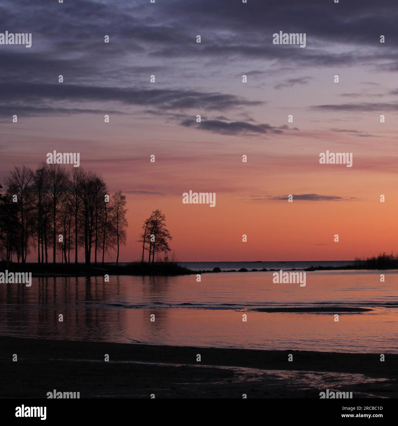 Scène du lever du soleil au lac Vanern. Le plus grand lac de Suède et de l'UE. Troisième plus grand lac d'Europe Banque D'Images