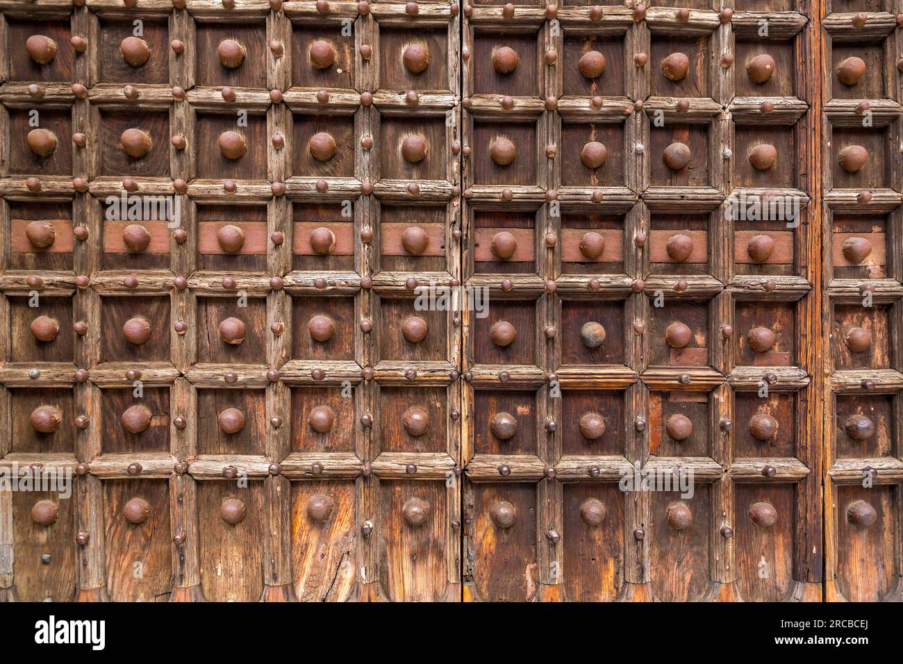 Détail former une ancienne porte d'église avec des décorations en métal rouillé Banque D'Images