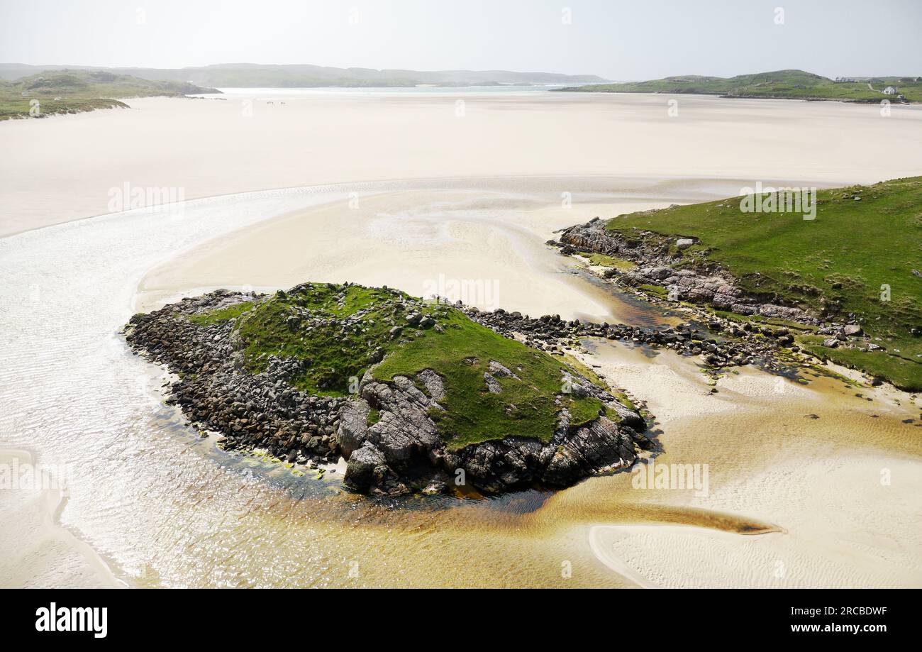 Dun Borranish préhistorique de l'âge du fer dun et chaussée sur l'île de marée sur Uig Sands alias Traigh Uuige, Uig Bay, Lewis, Hébrides extérieures. En regardant vers l'ouest Banque D'Images