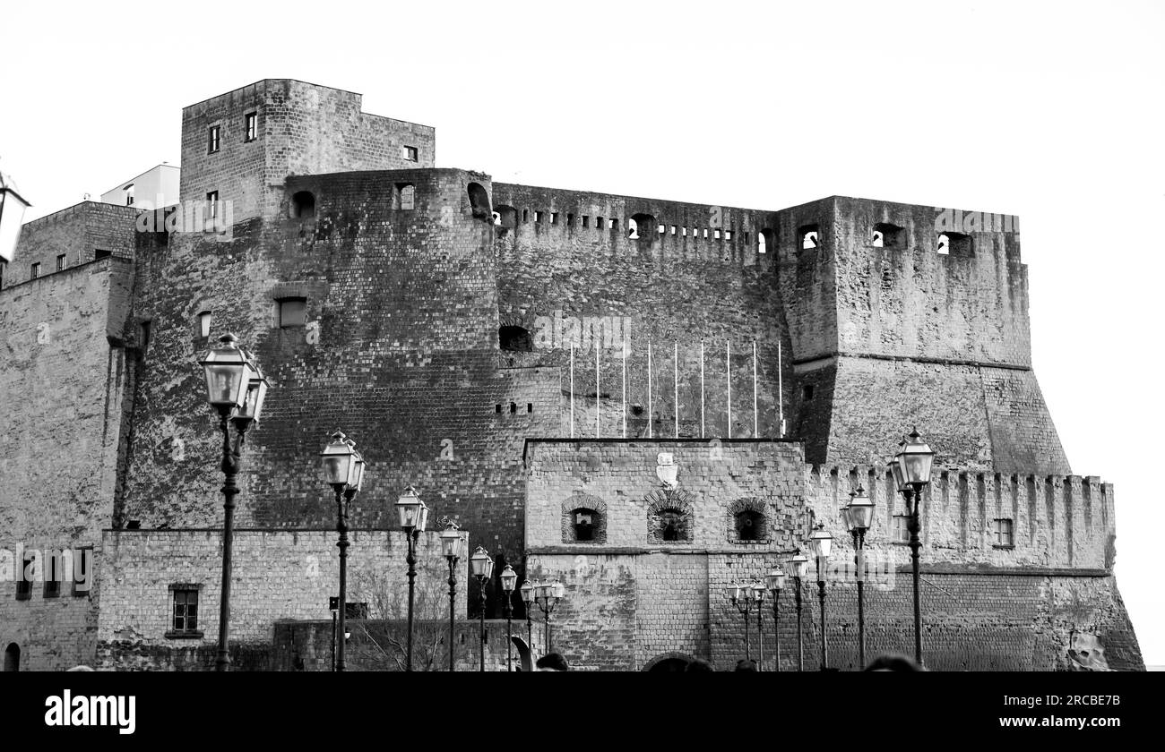Castel dell'Ovo, le château de l'œuf est un château en bord de mer à Naples, situé sur l'ancienne île de Megaride, maintenant une péninsule, sur le golfe du N. Banque D'Images