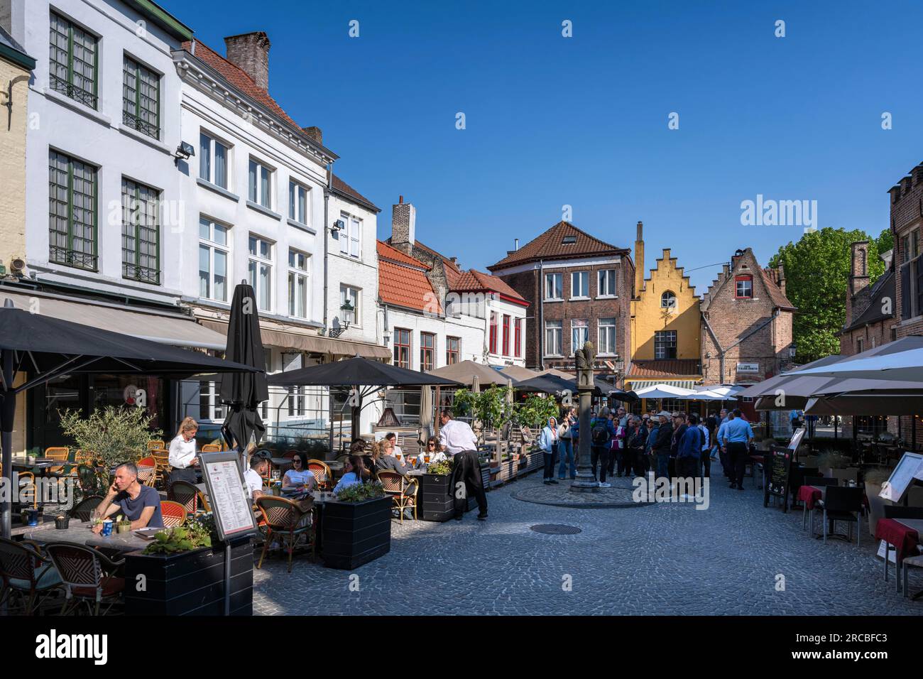 Points de vente sur la Huidenvettersplein dans la vieille ville de Bruges, Belgique Banque D'Images