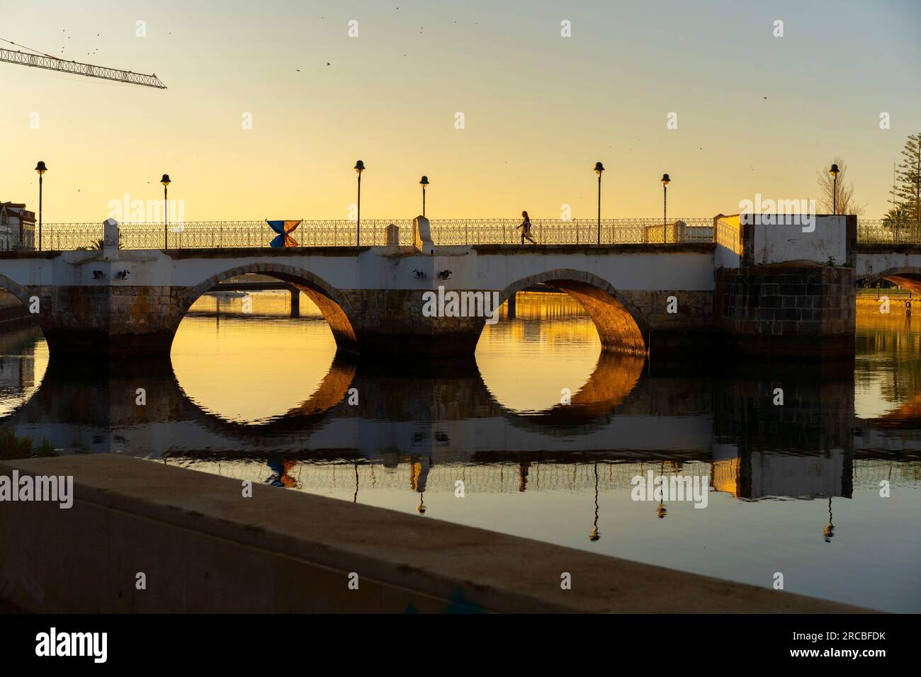 Vue sur la rivière Gilão, le pont romain, Tavira, Algarve, Portugal Banque D'Images