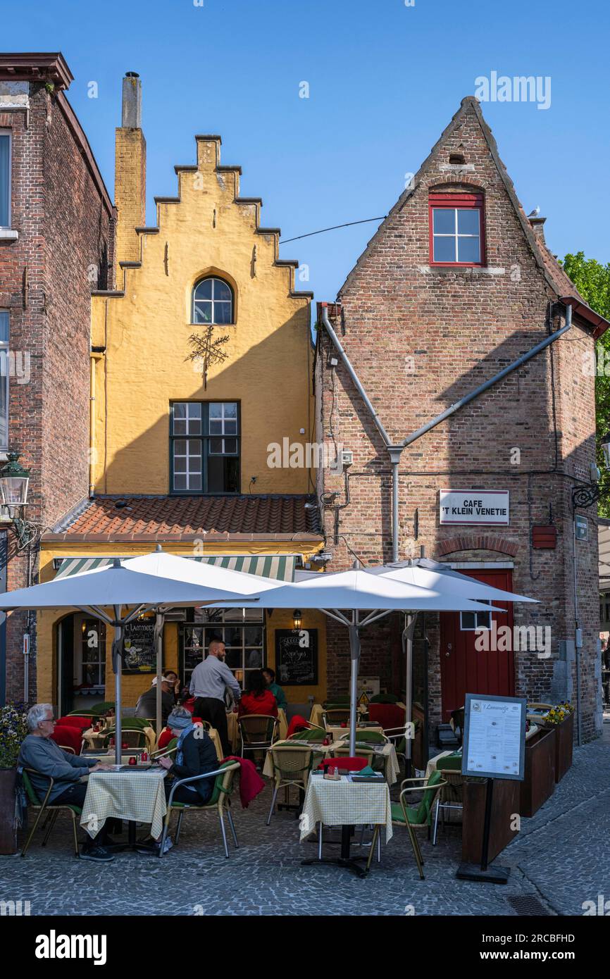 Points de vente sur la Huidenvettersplein dans la vieille ville de Bruges, Belgique Banque D'Images