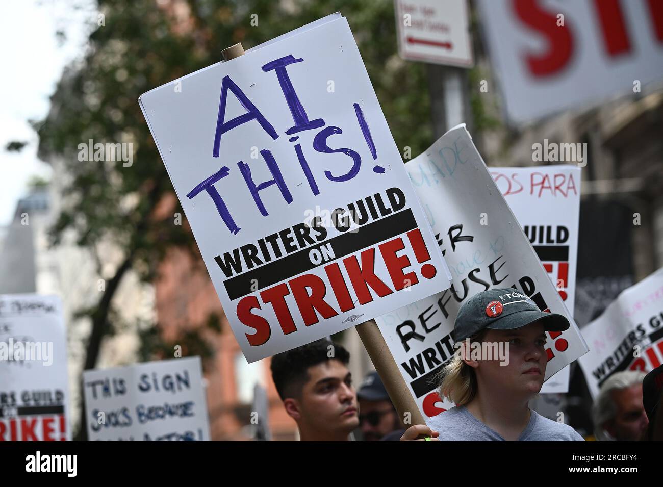 New York, États-Unis. 13 juillet 2023. Tout en tenant des pancartes, les membres de la Writers Guild of America East sont rejoints par des membres de la SAG-AFTRA alors qu'ils piquent devant la Warner Bros. Discovery offices, New York, NY, 13 juillet 2023. La Screen Actors Guild - American Federation of Television and radio Artist (SAG-AFTRA) a voté en faveur d'un arrêt de travail et d'une grève avec WGA qui est en grève depuis mai 2. (Photo Anthony Behar/Sipa USA) crédit : SIPA USA/Alamy Live News Banque D'Images