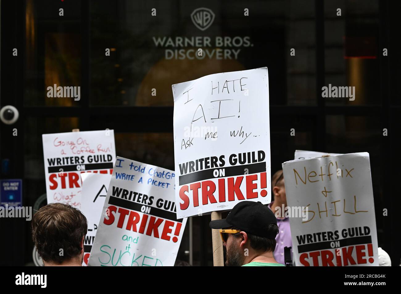 New York, États-Unis. 13 juillet 2023. Tout en tenant des pancartes, les membres de la Writers Guild of America East sont rejoints par des membres de la SAG-AFTRA alors qu'ils piquent devant la Warner Bros. Discovery offices, New York, NY, 13 juillet 2023. La Screen Actors Guild - American Federation of Television and radio Artist (SAG-AFTRA) a voté en faveur d'un arrêt de travail et d'une grève avec WGA qui est en grève depuis mai 2. (Photo Anthony Behar/Sipa USA) crédit : SIPA USA/Alamy Live News Banque D'Images