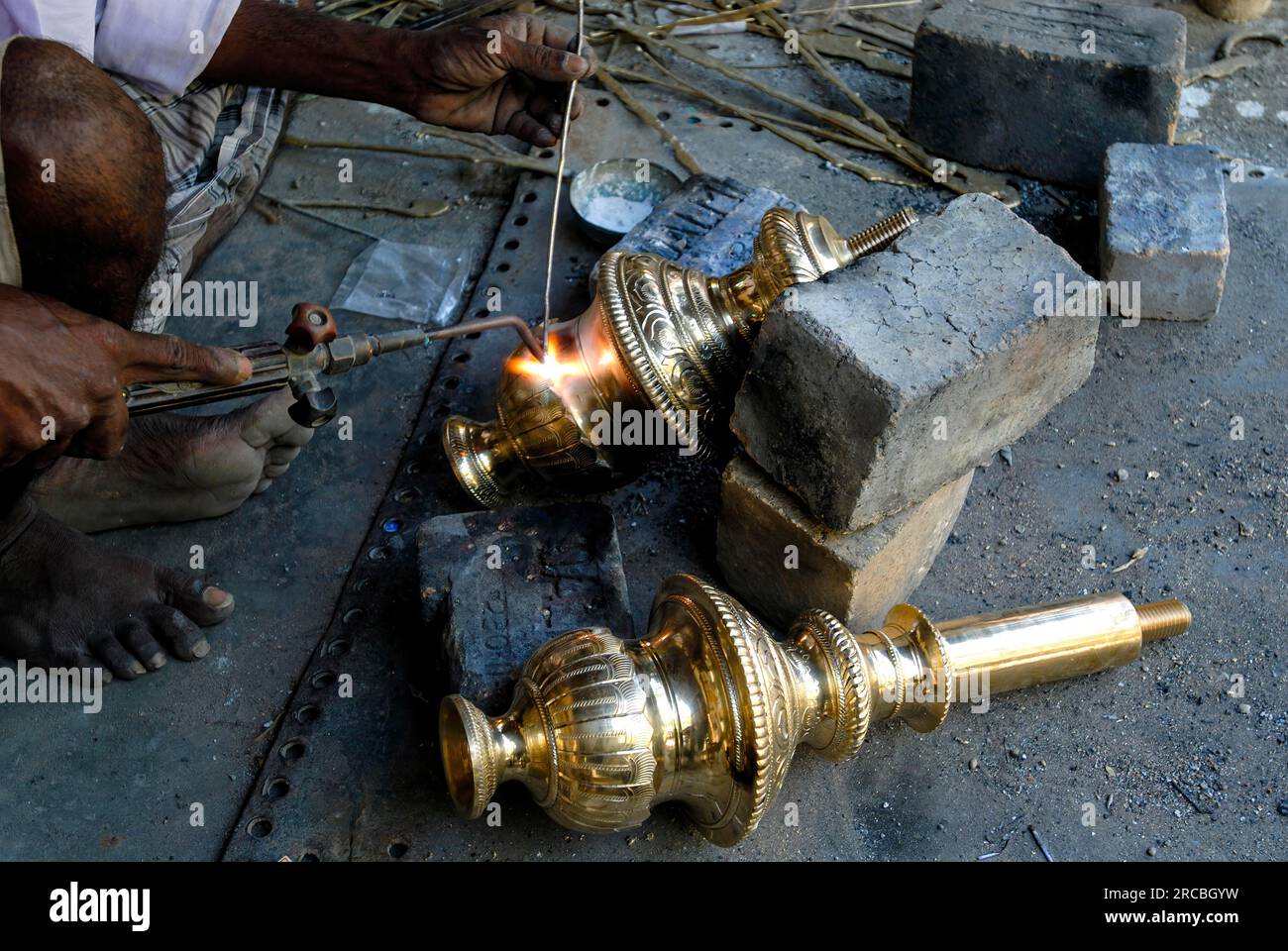 Artisan dans le processus de soudure pour faire lampe à en NachiyarKoil Nachiyar Koil près de Thanjavur Tanjore, Tamil Nadu, Inde du Sud, Inde, Photo Stock - Alamy