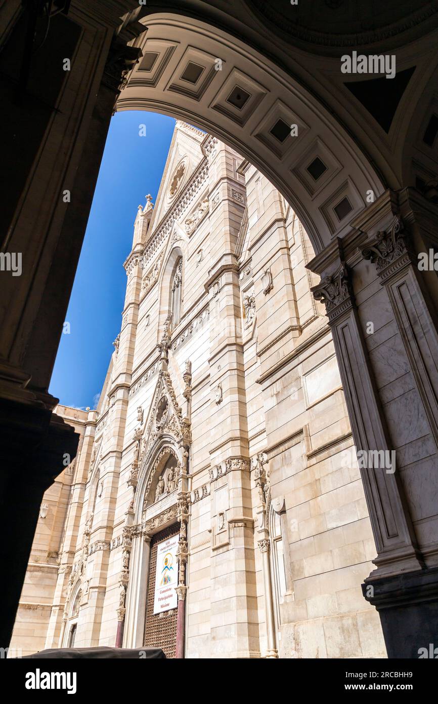 Naples, Italie - 10 avril 2022 : la cathédrale de Naples ou cathédrale de l'Assomption de Marie est une cathédrale catholique romaine, l'église principale de Naples, Banque D'Images