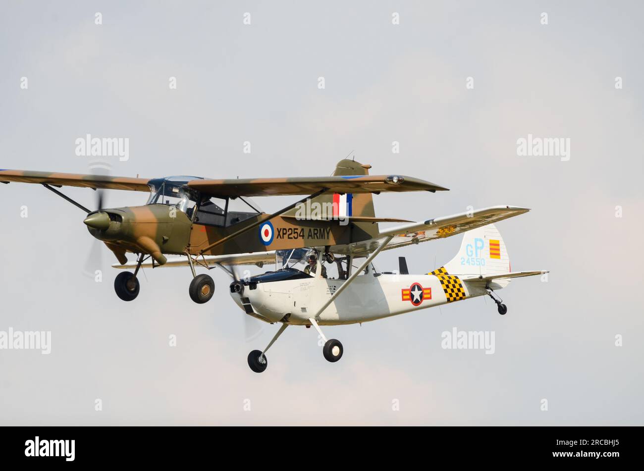 Beagle E-3 Auster AOP11 XP254 avec Cessna L-19/O-1 Bird Dog. Avions de liaison et d'observation, ou avions d'observation. Vol de formation Banque D'Images