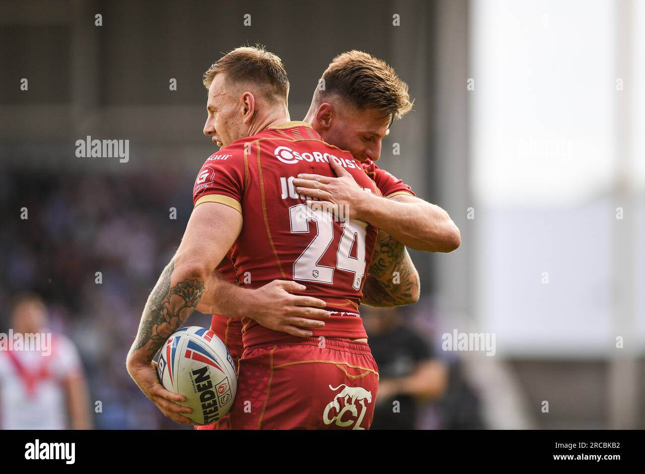 St. Helens, Angleterre - 13 juillet 2023 - Tom Davies de Catalan Dragons et Tom Johnstone de Catalan Dragons célèbrent Try. Betfred Super League, St. Helens vs Catalan Dragons au Totally Wicked Stadium, St. Helens, Royaume-Uni Banque D'Images