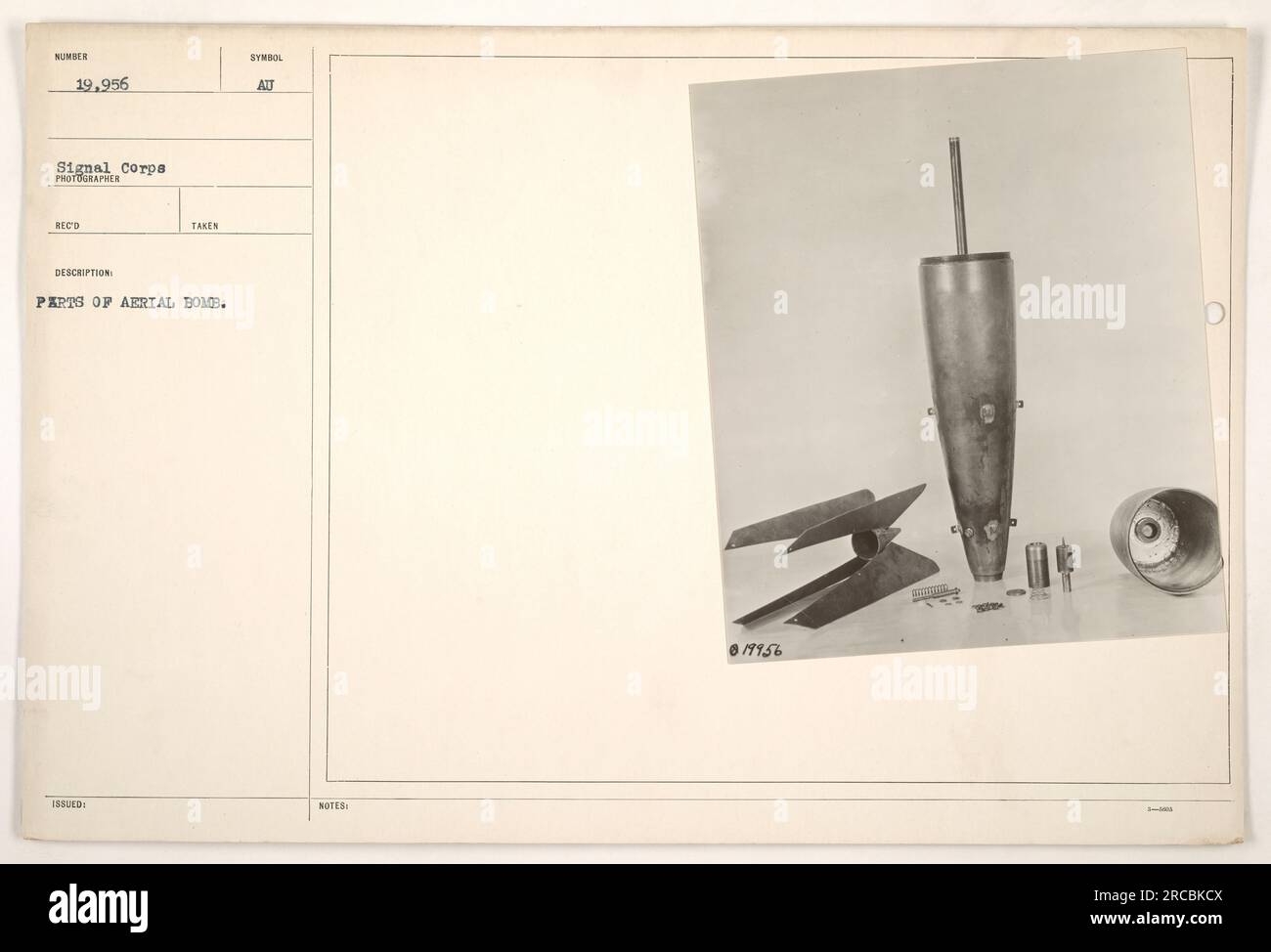 Cette photographie montre les différents composants d'une bombe aérienne utilisée pendant la première Guerre mondiale. L'image a été prise par le signal corps et porte le numéro 19,956. Ces pièces faisaient partie intégrante du fonctionnement de la bombe, et la photographie a probablement été utilisée à des fins d'information. Banque D'Images