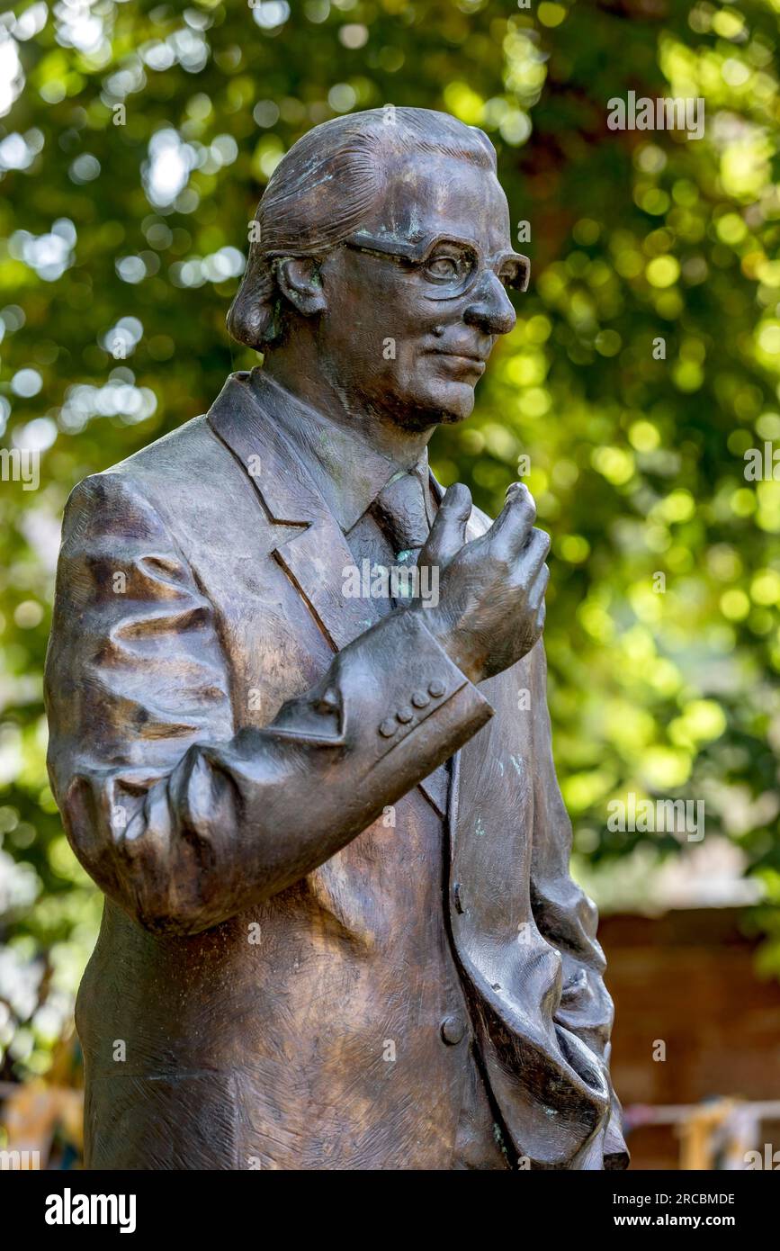 Monument, statue Konrad Zuse, inventeur de l'ordinateur, Duden-Zuse-Monument en bronze par Andreas Kraemmer, Abbey District, Bad Hersfeld, Kassel Banque D'Images