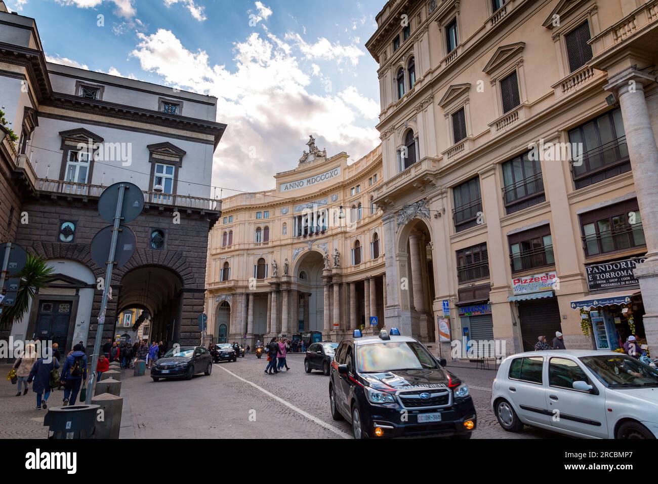 Naples, Italie - 10 avril 2022 : vue extérieure de la Galleria Umberto I, une galerie commerciale publique de Naples, Italie. Construit entre 1887 et 1890 Banque D'Images