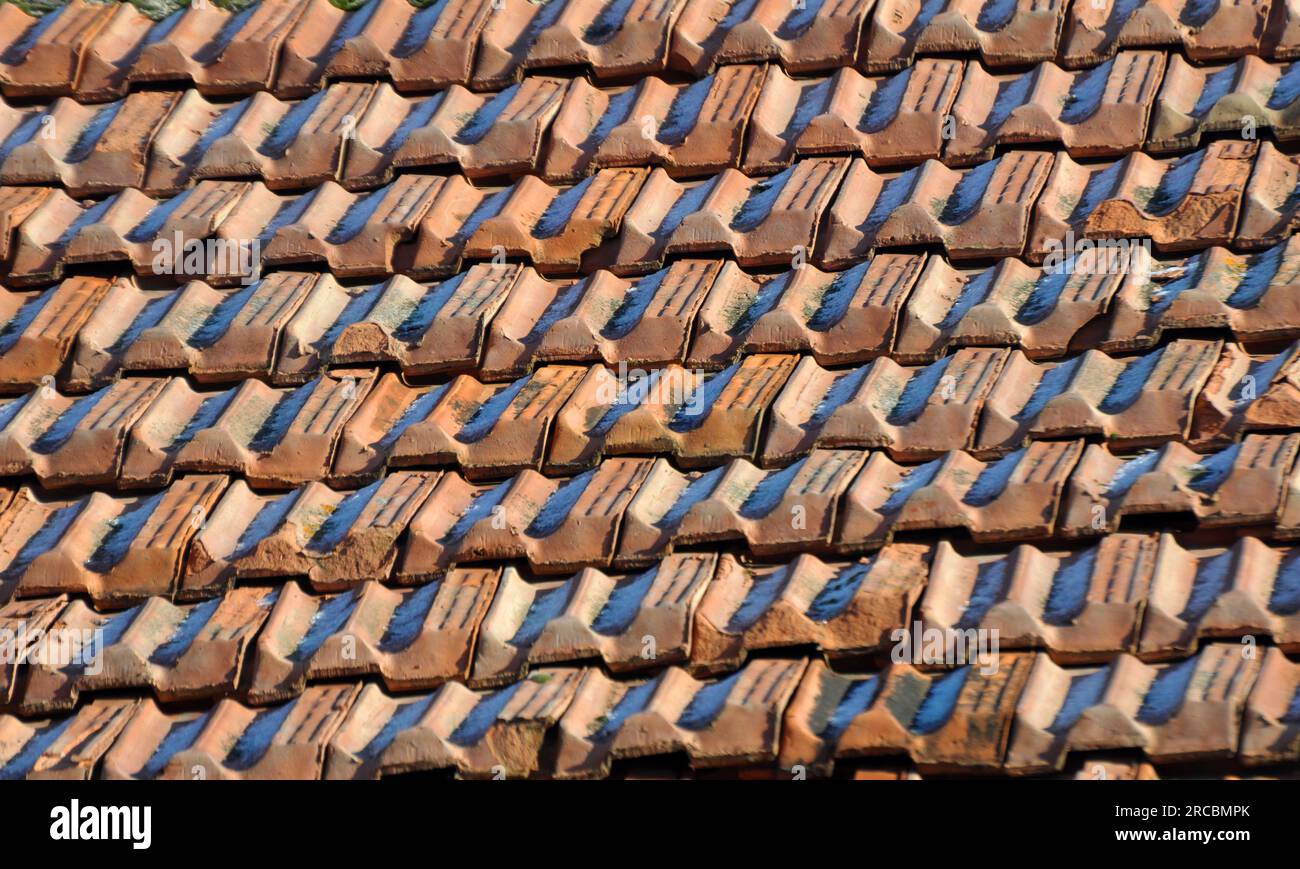 Sur le toit de la maison se trouve un vieux carrelage en céramique rouge Banque D'Images