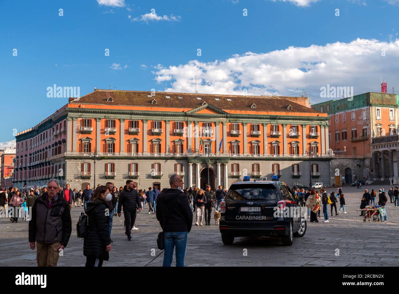 Naples, Italie - 10 avril 2022 : le palais de Salerne est un palais historique et monumental de Naples, situé sur la Piazza del Plebiscito, construit au 18e centime Banque D'Images