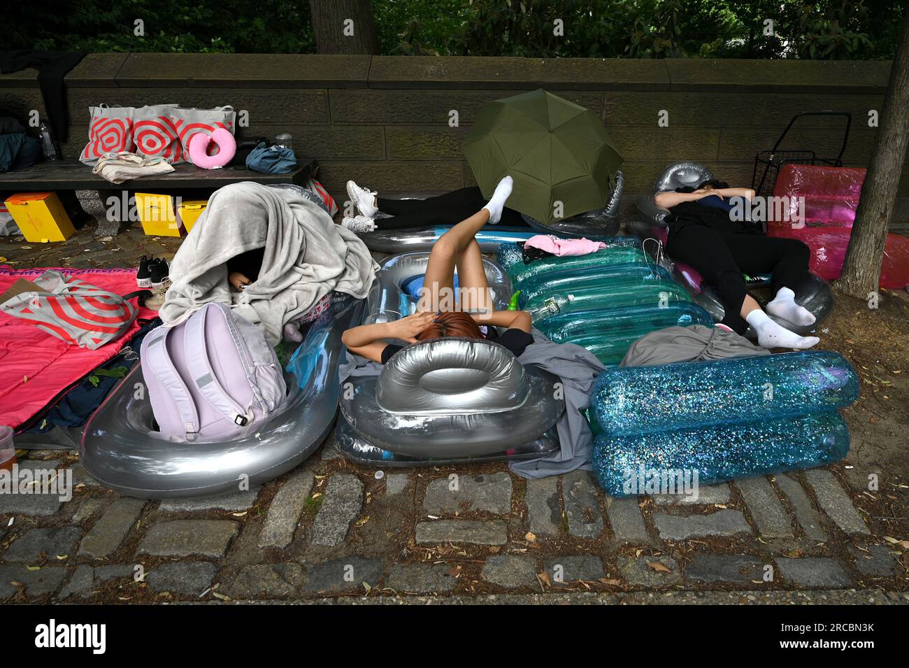 New York, États-Unis. 13 juillet 2023. Les fans du membre du BTS Jung Kook sont vus camper à l'extérieur de Central Park le long de la 5th Avenue pour le dernier jour avant le concert de vendredi, New York, NY, le 13 juillet 2023. (Photo Anthony Behar/Sipa USA) crédit : SIPA USA/Alamy Live News Banque D'Images