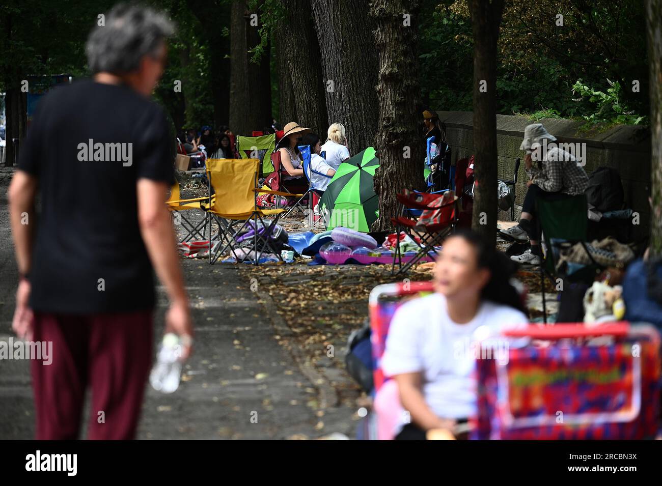 New York, États-Unis. 13 juillet 2023. Les fans du membre du BTS Jung Kook sont vus camper à l'extérieur de Central Park le long de la 5th Avenue pour le dernier jour avant le concert de vendredi, New York, NY, le 13 juillet 2023. (Photo Anthony Behar/Sipa USA) crédit : SIPA USA/Alamy Live News Banque D'Images