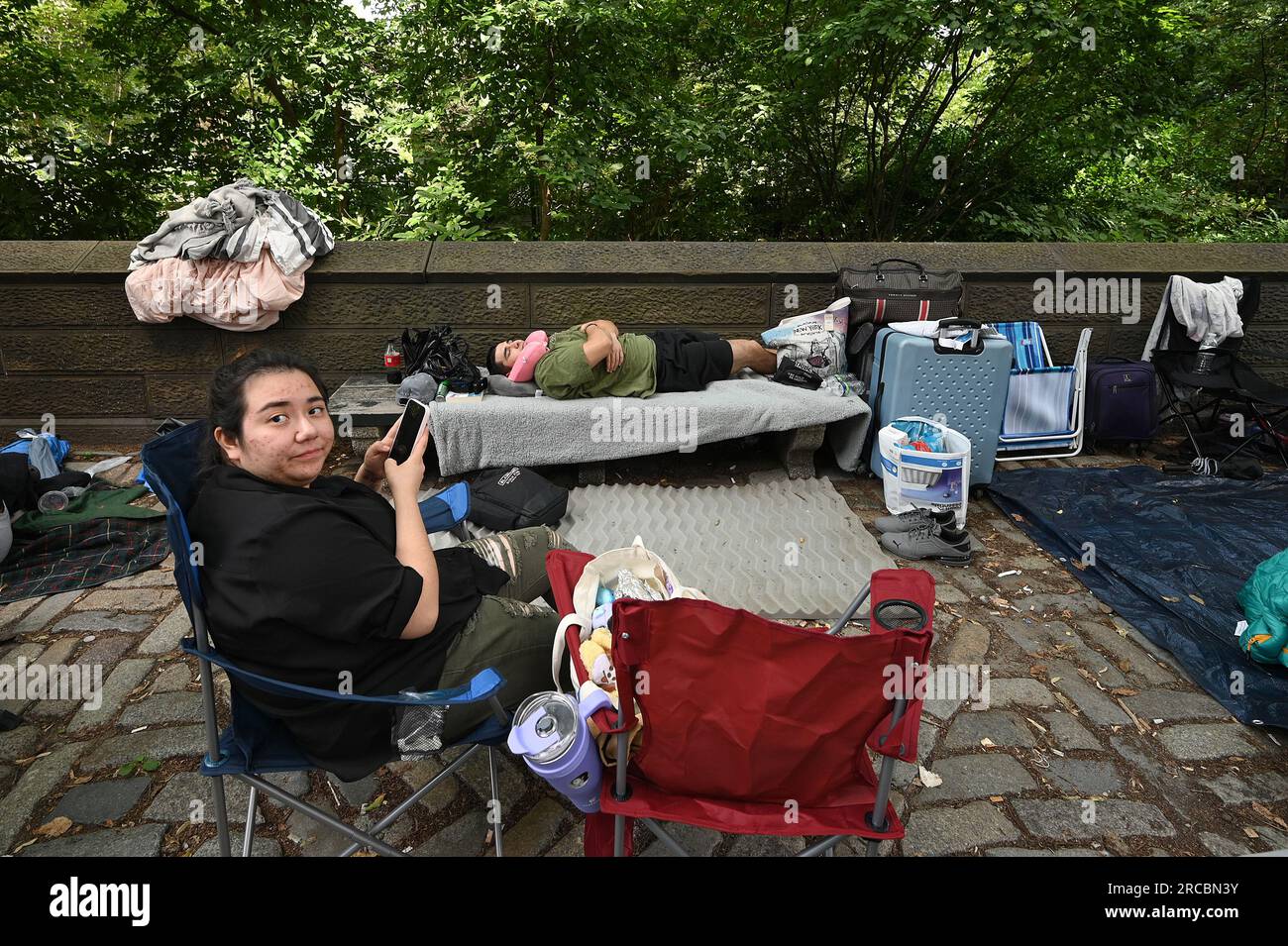 New York, États-Unis. 13 juillet 2023. Les fans du membre du BTS Jung Kook sont vus camper à l'extérieur de Central Park le long de la 5th Avenue pour le dernier jour avant le concert de vendredi, New York, NY, le 13 juillet 2023. (Photo Anthony Behar/Sipa USA) crédit : SIPA USA/Alamy Live News Banque D'Images