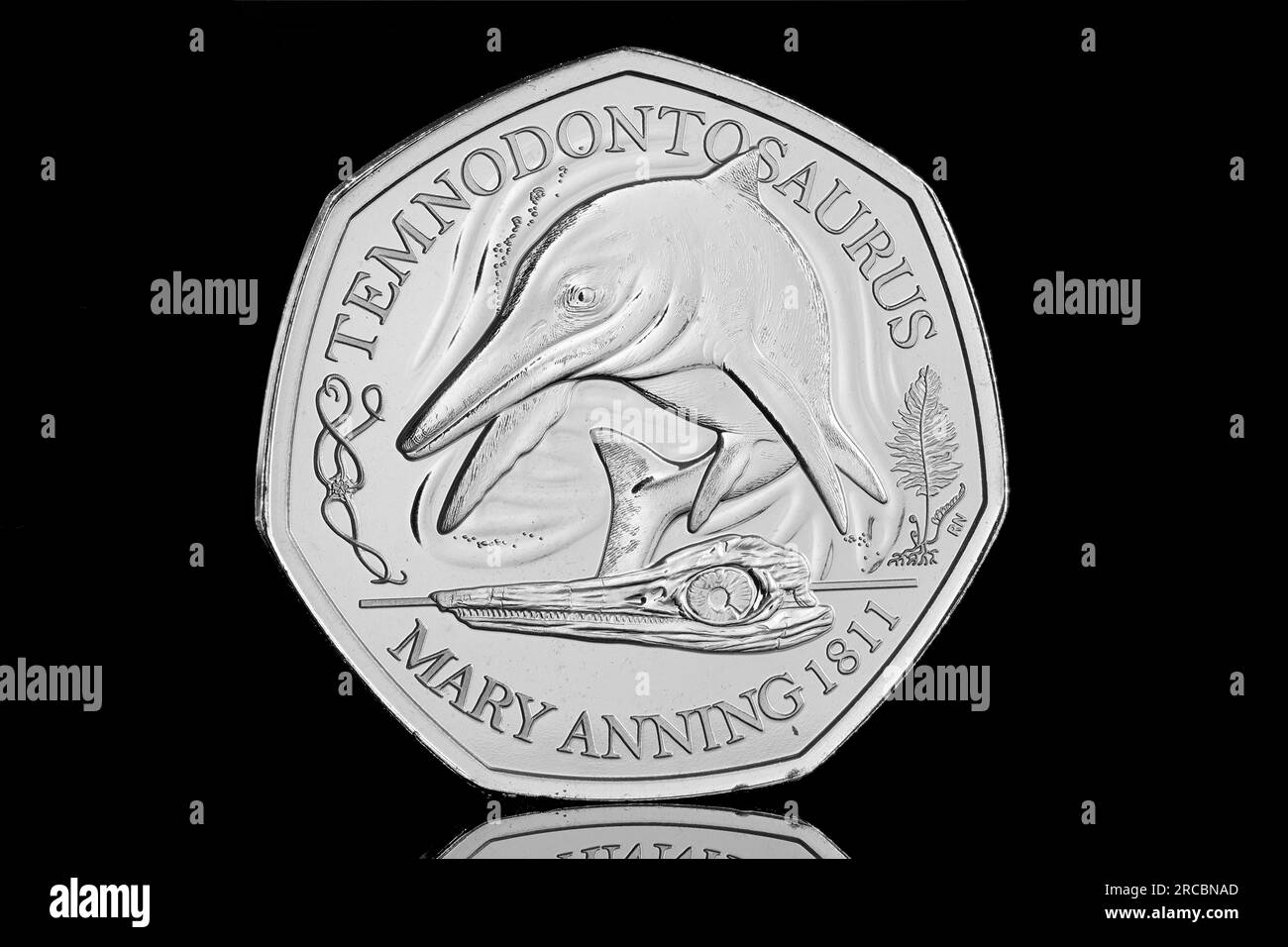 Pièce britannique de 50p représentant un Temnodontosaurus de la collection Dinosauria de 2021 Banque D'Images