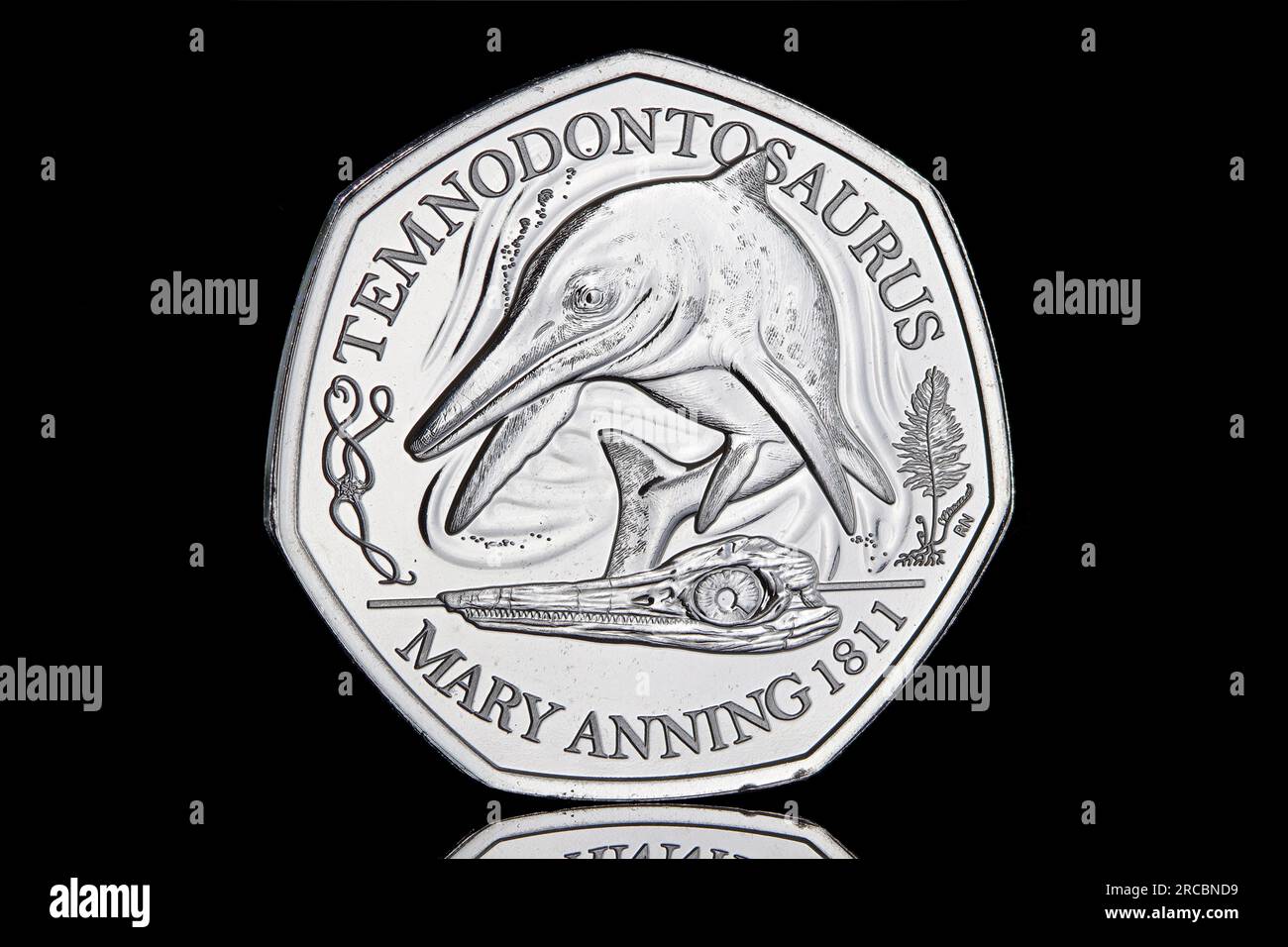 Pièce britannique de 50p représentant un Temnodontosaurus de la collection Dinosauria de 2021 Banque D'Images