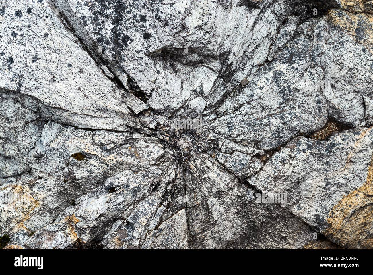 Impact de météorite dans un rocher le long du sentier de randonnée Garcia Moreno, parc national cajas, Cuenca, Équateur. Banque D'Images