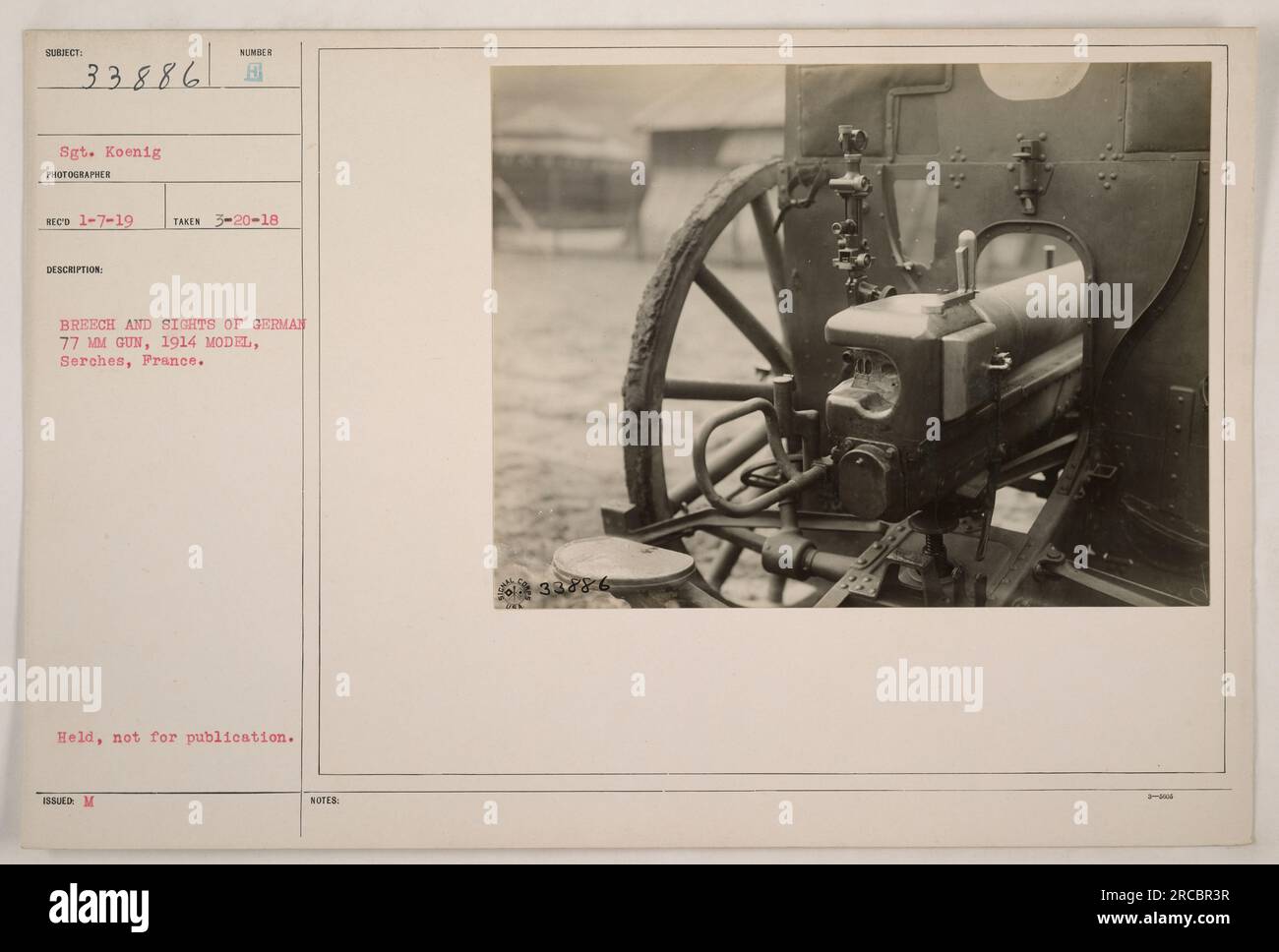 Cette image montre la culasse et les viseurs d'un canon allemand de 77 mm, en particulier le modèle 1914. Elle a été prise à Serches, en France, le 20 mars 1918. La photographie a été prise par le sergent Koenig et reçue par le photographe le 7 janvier 1919. La description indique qu'il ne doit pas être publié. Banque D'Images