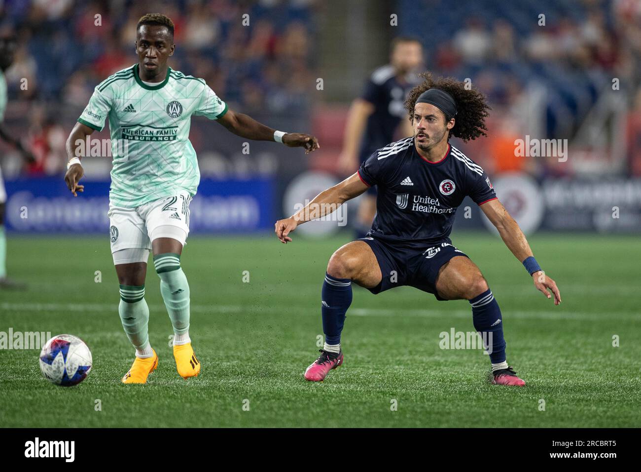 Ryan Spaulding (34 ans), défenseur de la Révolution de Nouvelle-Angleterre, se bat pour la possession lors d’un match de soccer de la MLS, mercredi 12 juillet 2023, au stade Gillette. TH Banque D'Images