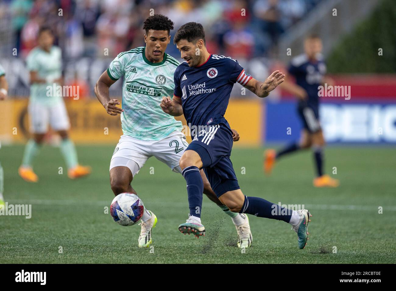 Carles Gil, milieu de terrain de la New England Revolution (10 ans), donne un coup de pied au ballon et se bat pour la possession pendant la première mi-temps lors d'un match de soccer de la MLS, mercredi, Banque D'Images