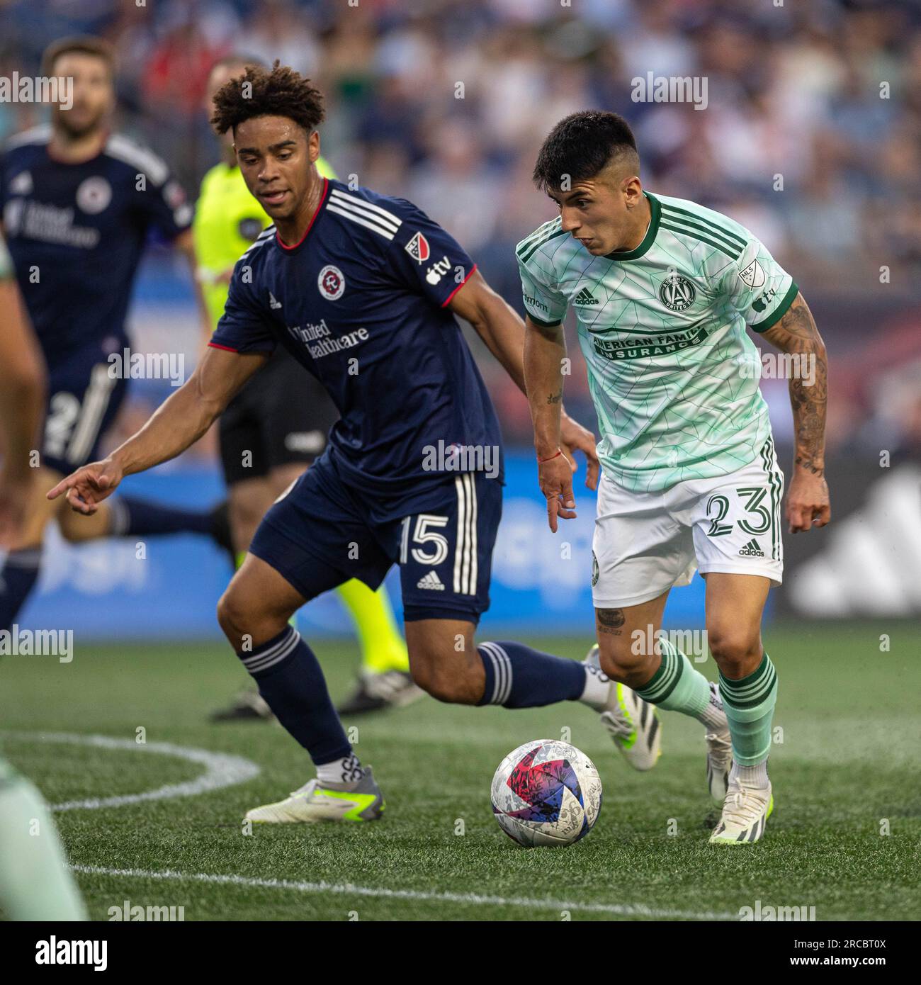 Thiago Almada, milieu de terrain d’Atlanta United (23 ans), se bat pour la possession en première mi-temps lors d’un match de soccer en MLS, mercredi 12 juillet 2023, à Gille Banque D'Images