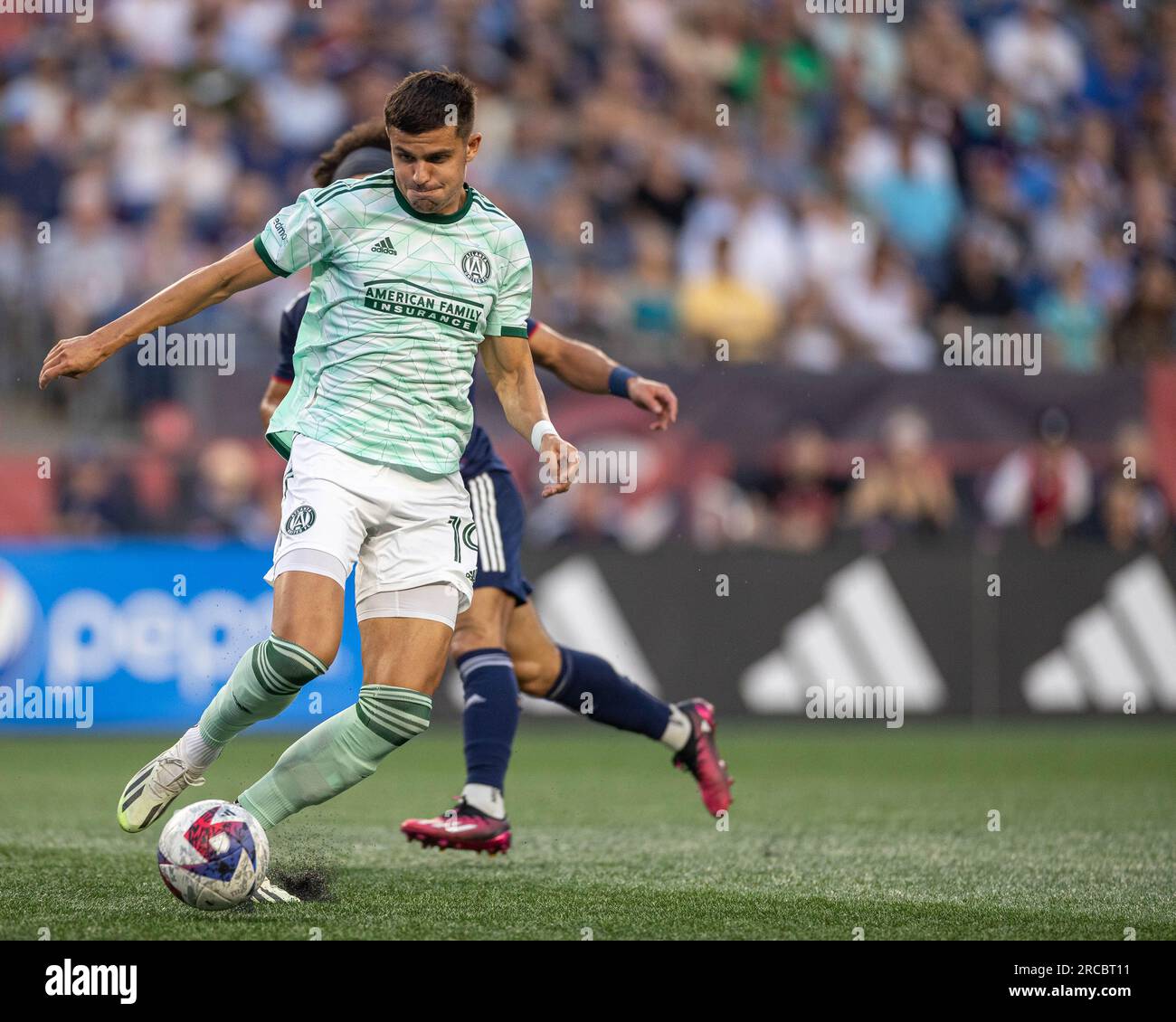 L’attaquant Miguel Berry (19 ans) d’Atlanta United se bat pour la possession en première mi-temps lors d’un match de soccer de la MLS, mercredi 12 juillet 2023, à Gillette Banque D'Images