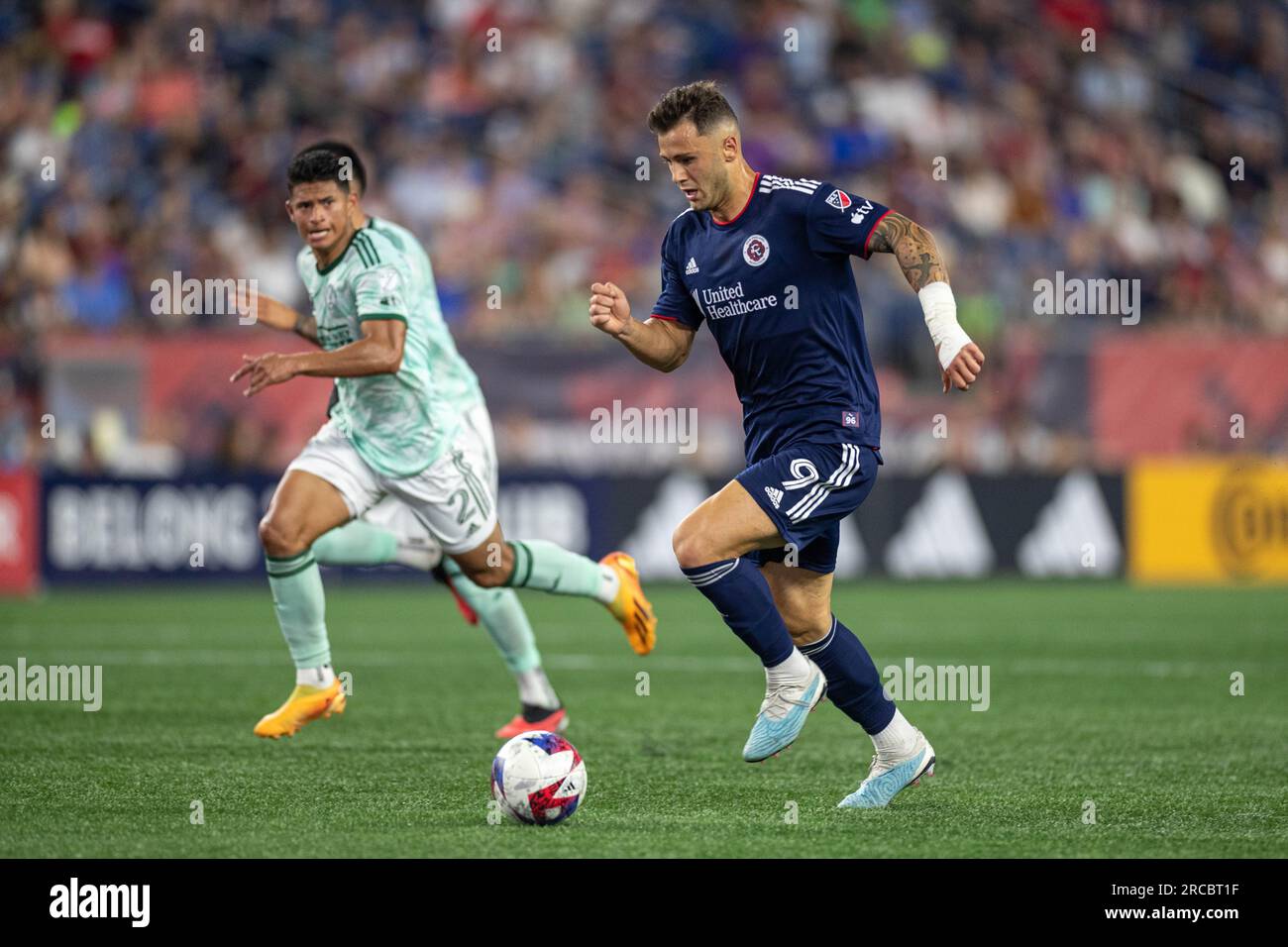 L'attaquant de la Révolution de Nouvelle-Angleterre Giacomo Vrioni (9) dribble le ballon lors d'un match de football de la MLS, mercredi 12 juillet 2023, au stade Gillette. Le Revo Banque D'Images