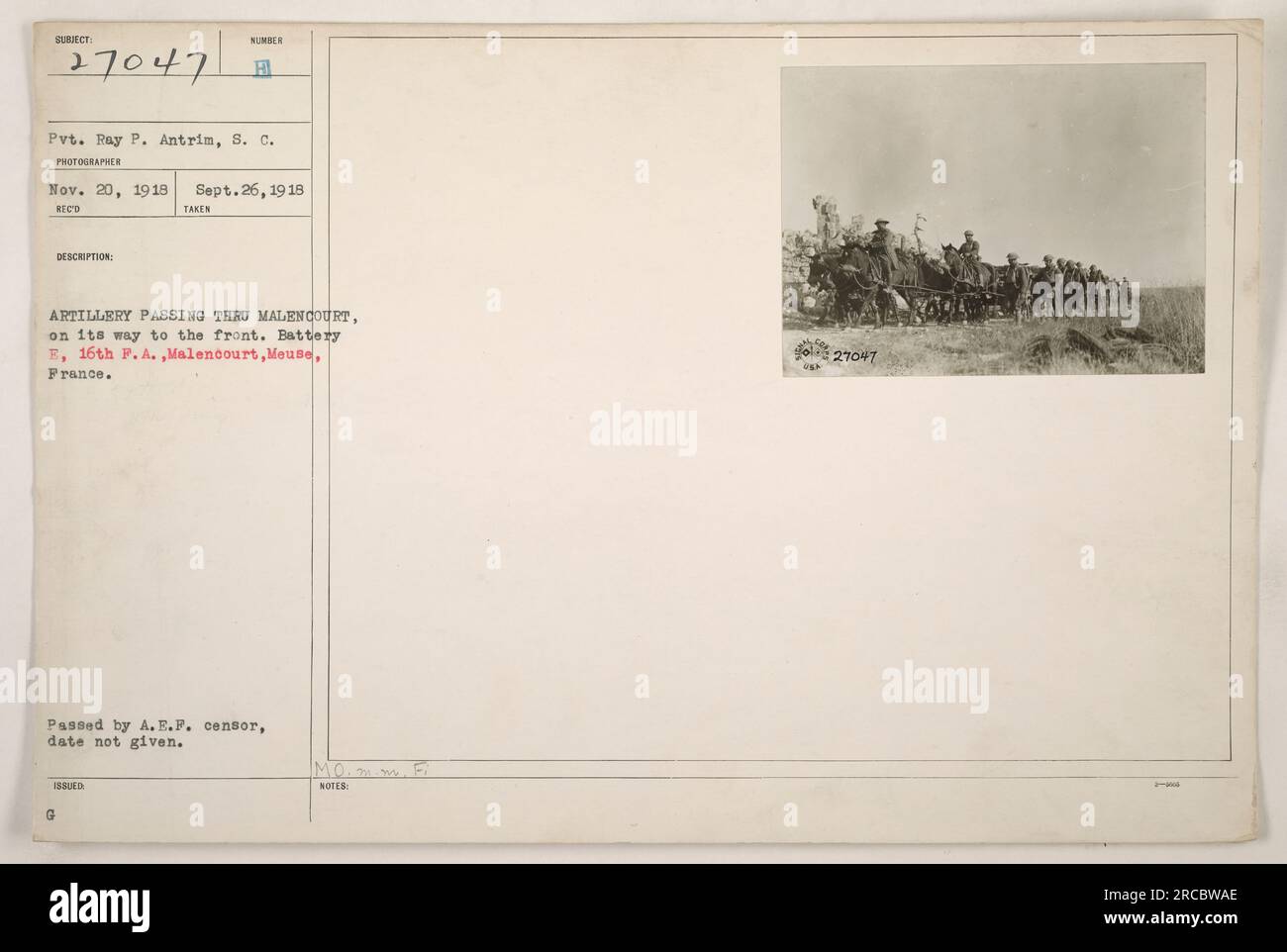 Image montrant la batterie E de la 16e artillerie de campagne passant par Malencourt dans la Meuse, en France, sur son chemin vers le front pendant la première Guerre mondiale La date et les détails de l'approbation du censeur A.E.F. ne sont pas disponibles. Cette photo a été prise par le soldat Ray P. Antrim le 26 septembre 1918 et reçue le 20 novembre 1918. Banque D'Images