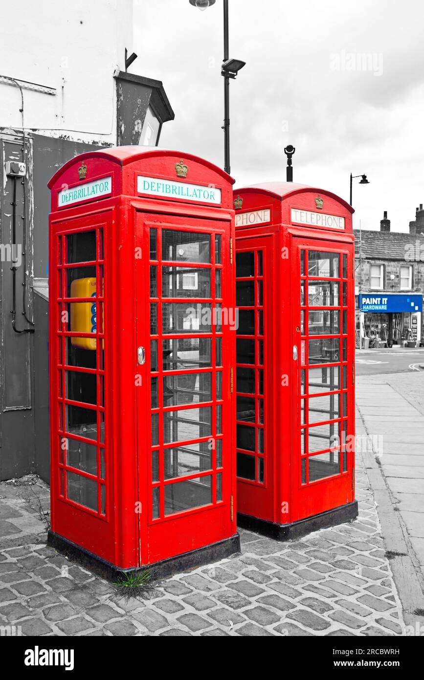 Telephone Booth et défibrilator, Otley, West Yorkshire, Angleterre Banque D'Images