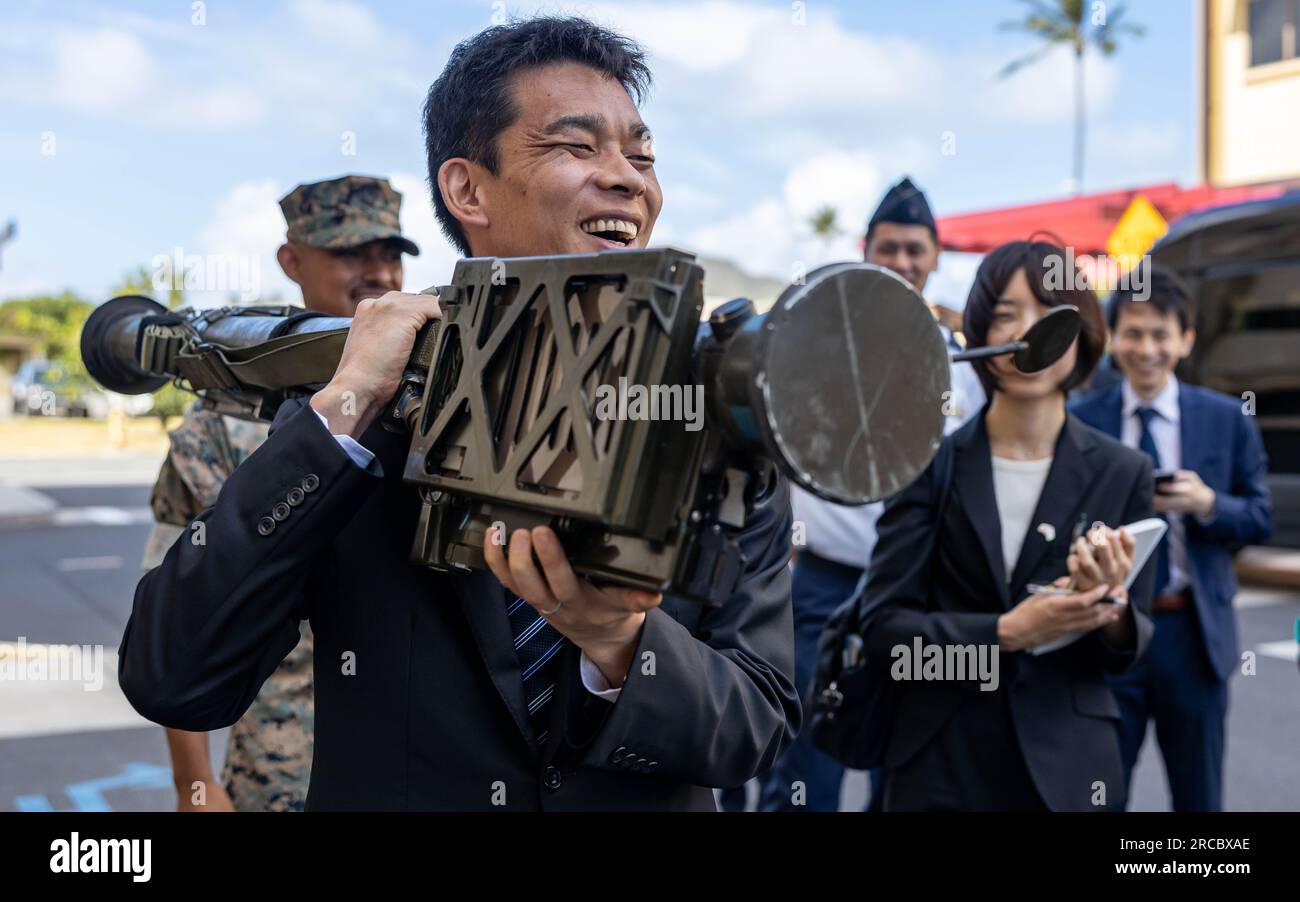 Honolulu, États-Unis. 11 juillet 2023. Le ministre d'État japonais de la Défense Ino Toshiro, sourit alors qu'il épaule un tube de lancement de missile Stinger lors d'une exposition statique sur la base du corps des Marines Hawaii le 11 juillet 2023 à Honolulu, Hawaii. Crédit : Caporal Haley Fourmet Gustavsen/É.-U. Marine corps/Alamy Live News Banque D'Images