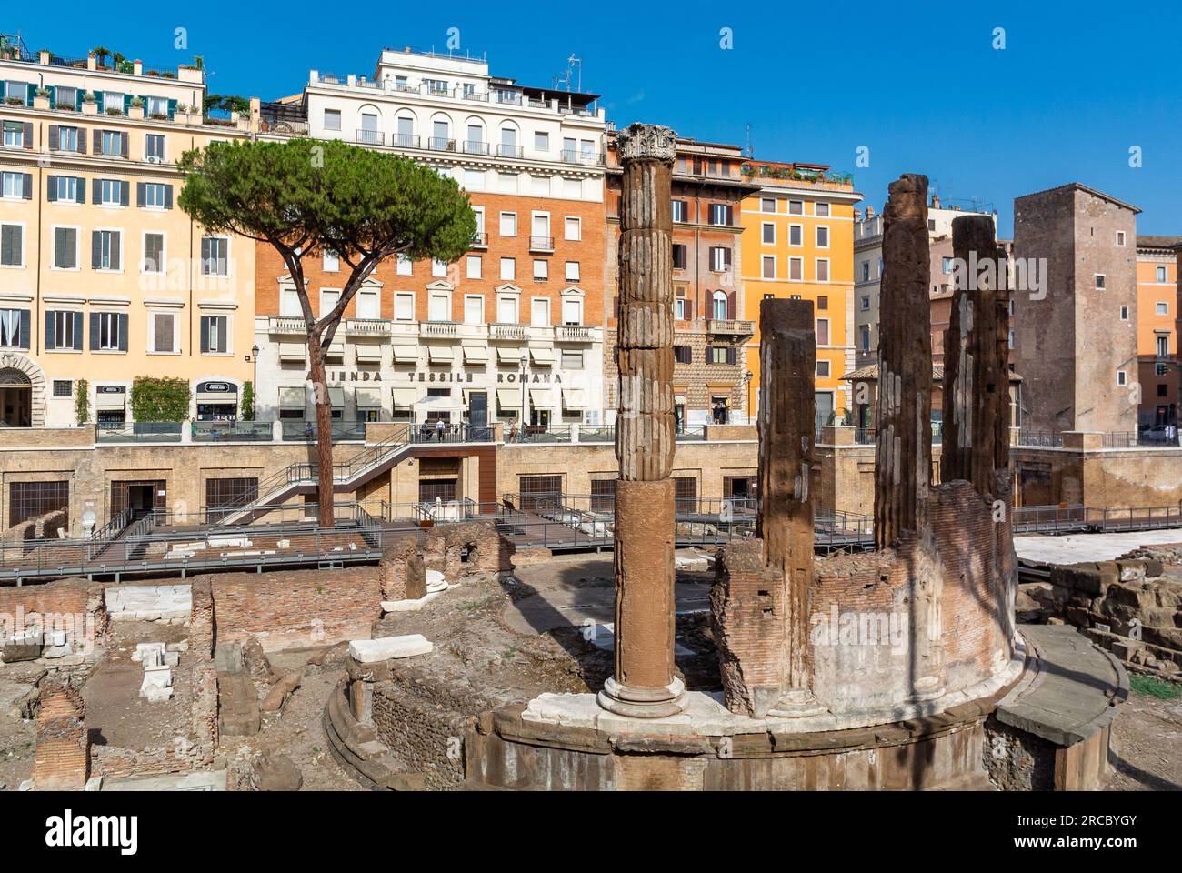 Rome, Latium, Italie, Largo di Torre Argentina est une place de Rome, en Italie, avec quatre temples républicains romains et les vestiges du Théâtre de Pompée. Banque D'Images