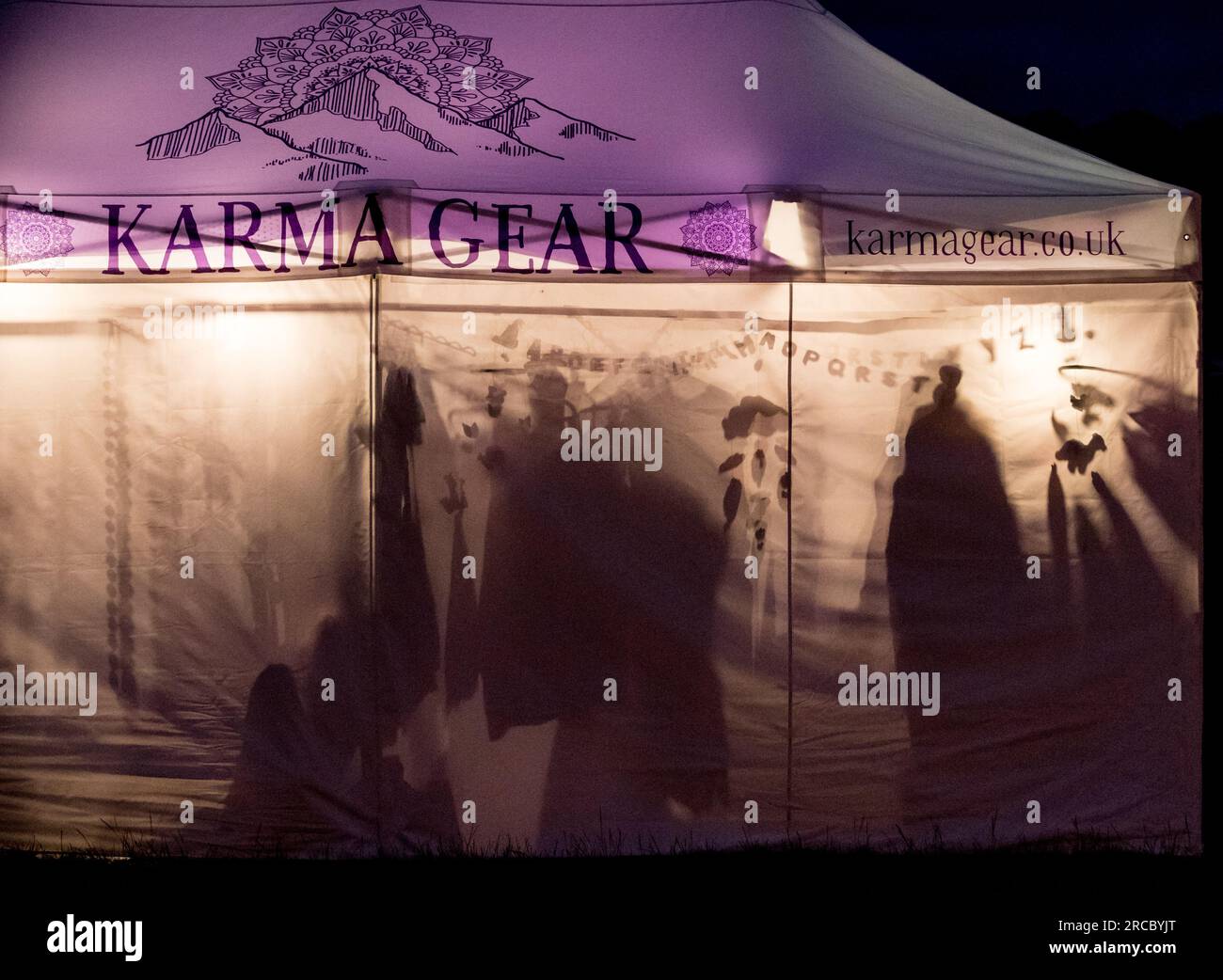 Karma Gear stands et stands de commerce de vêtements et d'ameublement au 16e. Festival de musique GTSF. Banque D'Images