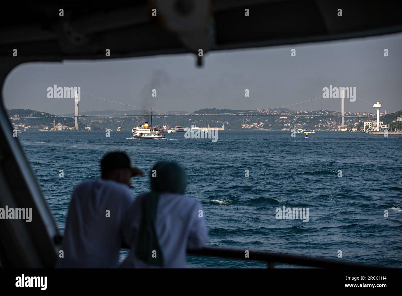 Les gens vus voyager dans la zone ouverte de la ville lignes ferry avec le Bosphore en arrière-plan pendant le temps chaud à Istanbul. Banque D'Images