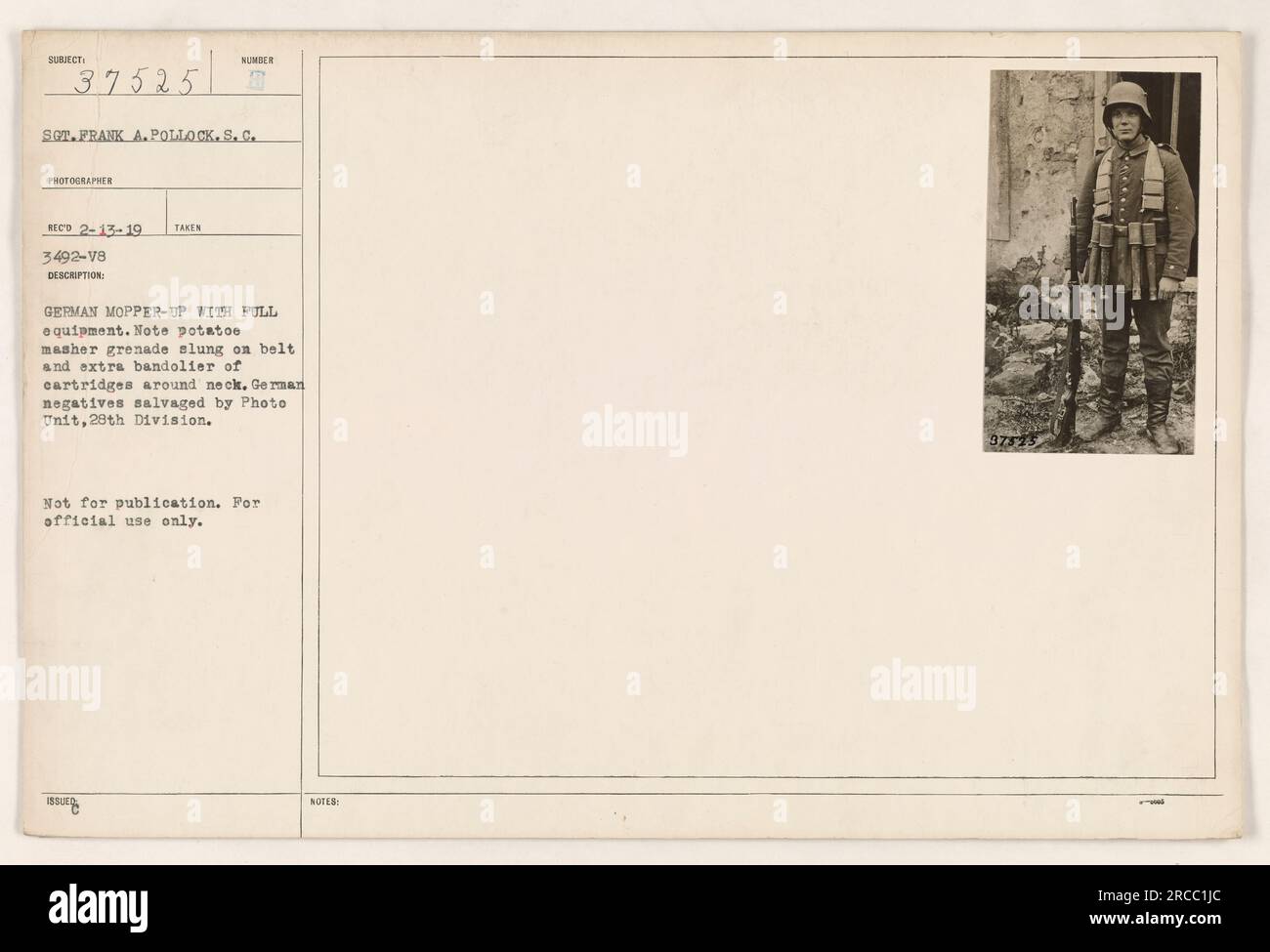 Soldat allemand équipé d'un équipement complet comprenant une grenade presse-pommes de terre sur sa ceinture et un bandolier supplémentaire de cartouches autour de son cou. Cette image est tirée des négatifs allemands récupérés par l'unité photo de la 28e Division. Non destiné à la publication et à un usage officiel uniquement. Prise par le Sgt Frank A. Pollock, servant dans le signal corps. Banque D'Images
