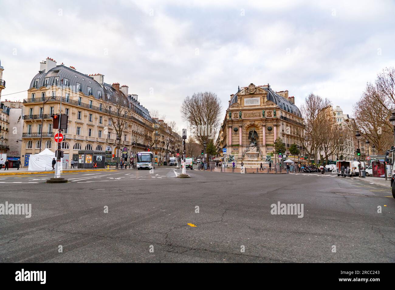 Paris, France - 20 janvier 2022 : la Fontaine Saint-Michel est une fontaine monumentale située place Saint-Michel dans le 6e arrondissement de Paris. Banque D'Images