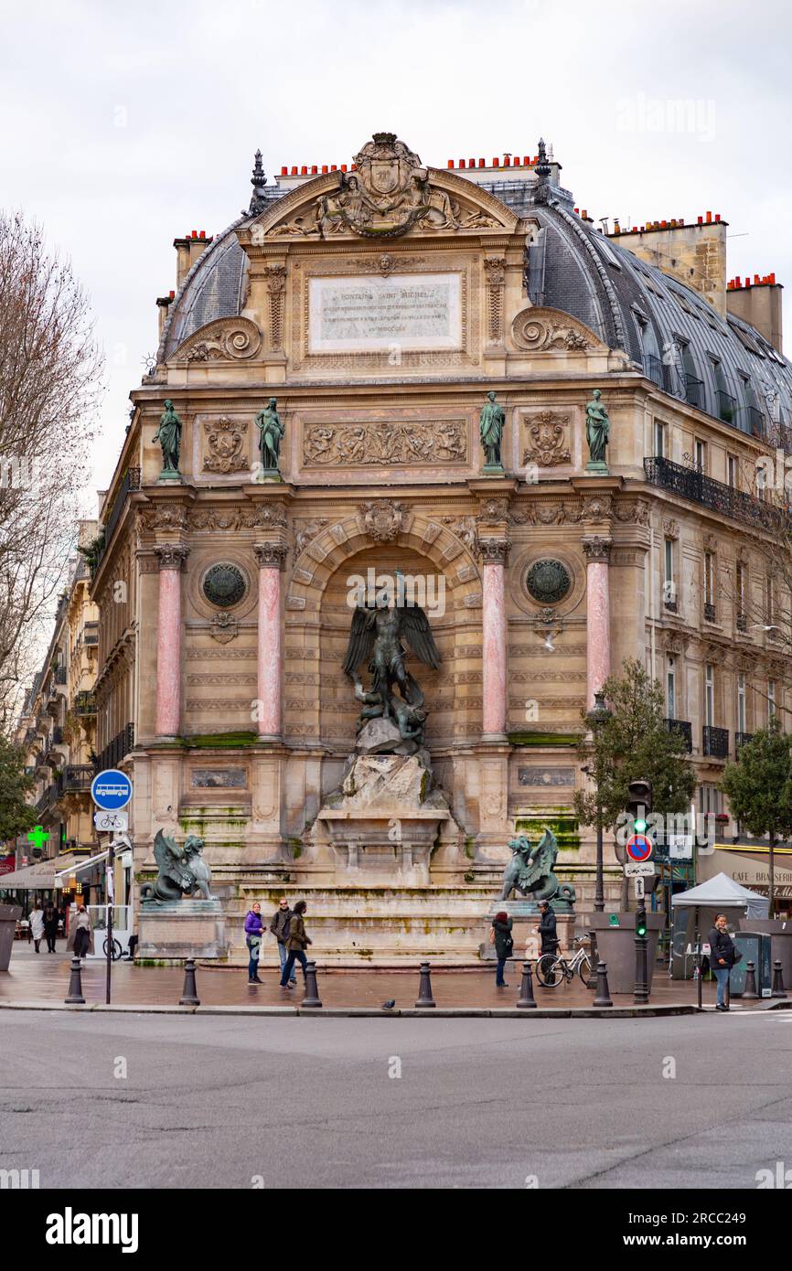 Paris, France - 20 janvier 2022 : la Fontaine Saint-Michel est une fontaine monumentale située place Saint-Michel dans le 6e arrondissement de Paris. Banque D'Images