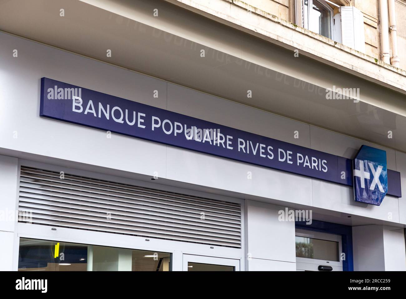 Paris, France - 20 janvier 2022 : logo de la Banque populaire rives de Paris International, Une banque française à Paris, France. Banque D'Images