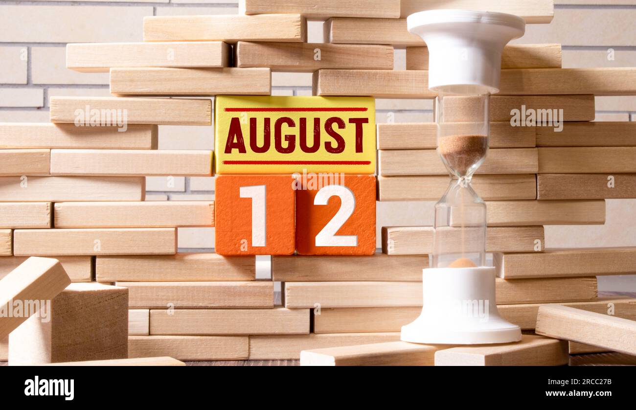 Août 12 texte de la date du calendrier sur des blocs de bois avec le parc de fond flou. Concept de calendrier. Banque D'Images