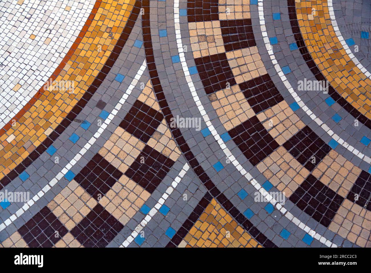 Détail d'un pavé en mosaïque avec un design circulaire à Paris, France Banque D'Images