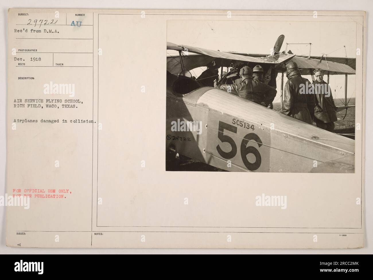 Image capturée à Rich Field à Waco, Texas, en décembre 1918. La photographie montre des avions qui ont été endommagés lors d'une collision pendant l'entraînement aux États-Unis École de vol de l'Air Service. Cette image a été reçue du photographe D.M.A. et est étiquetée pour usage officiel seulement, pas pour publication. Banque D'Images