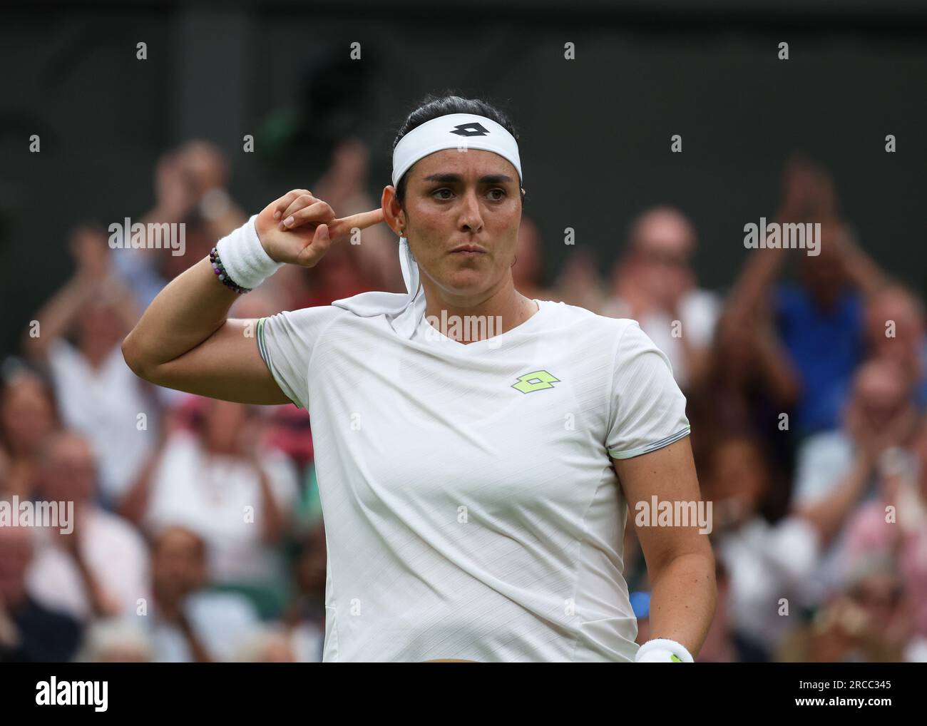 13 juillet 2023 ; All England Lawn tennis and Croquet Club, Londres, Angleterre : Tournoi de tennis de Wimbledon ; ONS Jabeur (TUN) célèbre avec les spectateurs dans son match contre Aryna Sabalenka (BLR) Banque D'Images