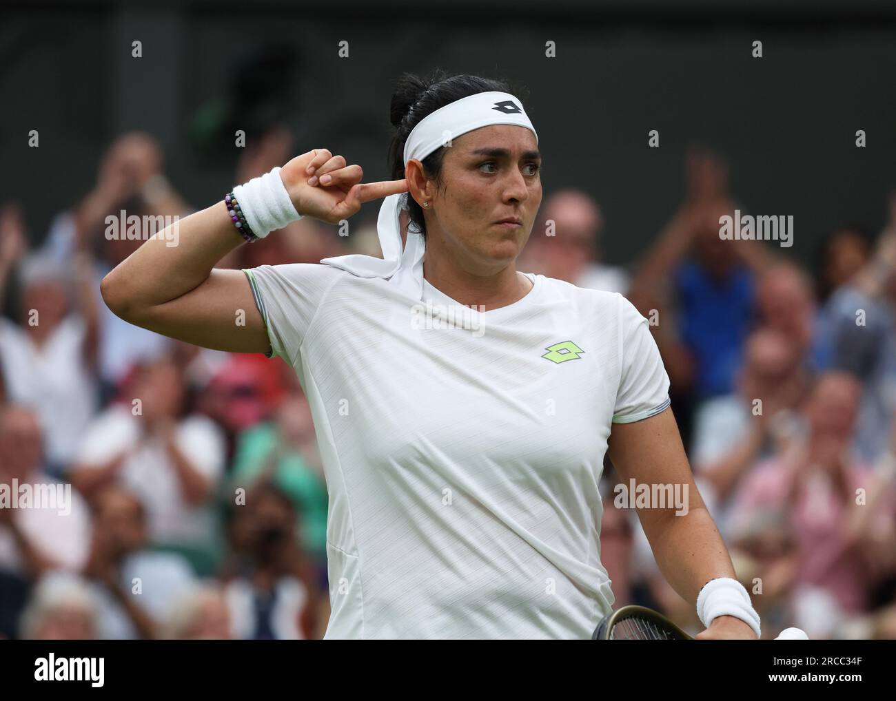 13 juillet 2023 ; All England Lawn tennis and Croquet Club, Londres, Angleterre : Tournoi de tennis de Wimbledon ; ONS Jabeur (TUN) célèbre avec les spectateurs dans son match contre Aryna Sabalenka (BLR) Banque D'Images