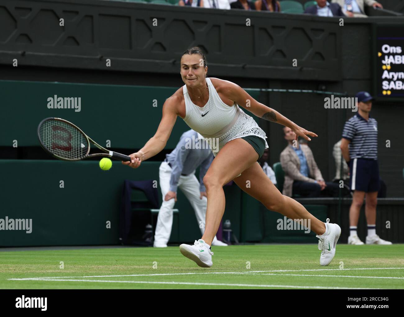 13 juillet 2023 ; All England Lawn tennis and Croquet Club, Londres, Angleterre : tournoi de tennis de Wimbledon ; Aryna Sabalenka (BLR) avec un coup de main à ONS Jabeur (TUN) Banque D'Images