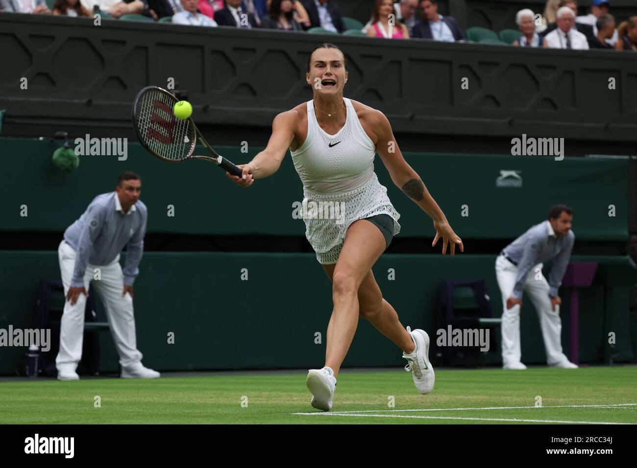 13 juillet 2023 ; All England Lawn tennis and Croquet Club, Londres, Angleterre : tournoi de tennis de Wimbledon ; Aryna Sabalenka (BLR) /f ONS Jabeur (TUN) Banque D'Images