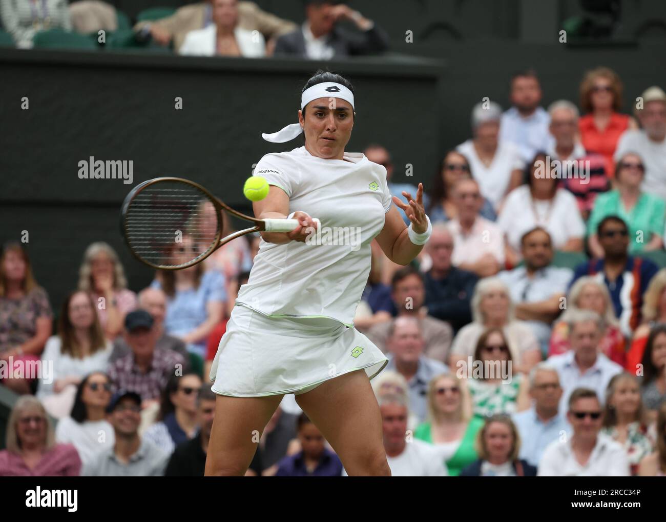 13 juillet 2023 ; All England Lawn tennis and Croquet Club, Londres, Angleterre : Tournoi de tennis de Wimbledon ; ONS Jabeur (TUN) avec un coup de main à Aryna Sabalenka (BLR) Banque D'Images